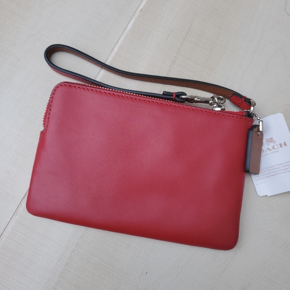 NWT COACH SNOOPY leather wristlet F65193 - Picture 4 of 7